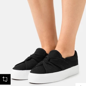 Skor  - Säljer ett par snygga svarta skor som är helt nya i påsen! Dom var för stora för mig🥰 skriv för egna bilder 