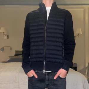 moncler cardigan - Säljer denna jätte snygga moncler cardigan. Modellen är 178, och sizen är medium men passar båda small och medium. Skick 8/10 där den har bara varit använd fåtal gånger. Ord pris är 13 500! Men säljer den endast för 4000 och pris kan diskuteras. Och den är självklart äkta 🔥🔥