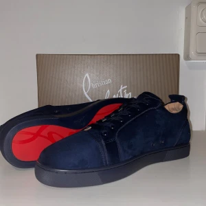  Blå Christian Louboutin skor 44 - Snygga blåa sneakers i högkvalitativ mocka med den ikoniska röda sulan från Christian Louboutin. Skorna har snörning och en stilren design som passar perfekt för en trendig look till sommaren men också vintern.  kommer med box! Kvitto finns. Storlek: 44 MVH VINCENT⭐️⭐️ pris kan diskuteras bara att skriva svarar på alla möjliga frågor:)