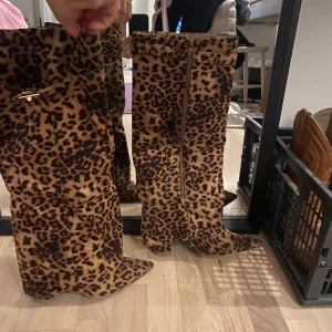 Leopardmönstrade stövlar med klack - Intressekoll på dessa Snygga leopardmönstrade stövlar med klack och dragkedja. Perfekt för din utekväll och om du vill sticka ut med din outfit. Kom med prisförslag