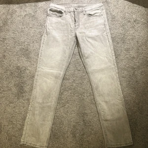  Levi's 511 Grå - Snygga grå Levi's 511 i shorleken 32,32. Skönt material och väldigt snygg färg! Priset är ej hugget i sten.