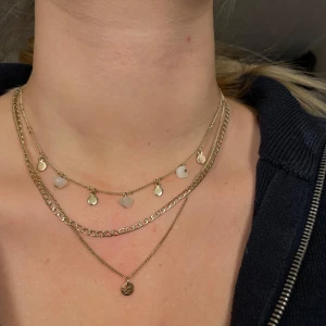 Guldhalsband med flera kedjor och berlocker - Jättefint guldigt halsband med tre kedjor. Kommer tyvärr inte till användning då jag använder mycket silver🩷🌺