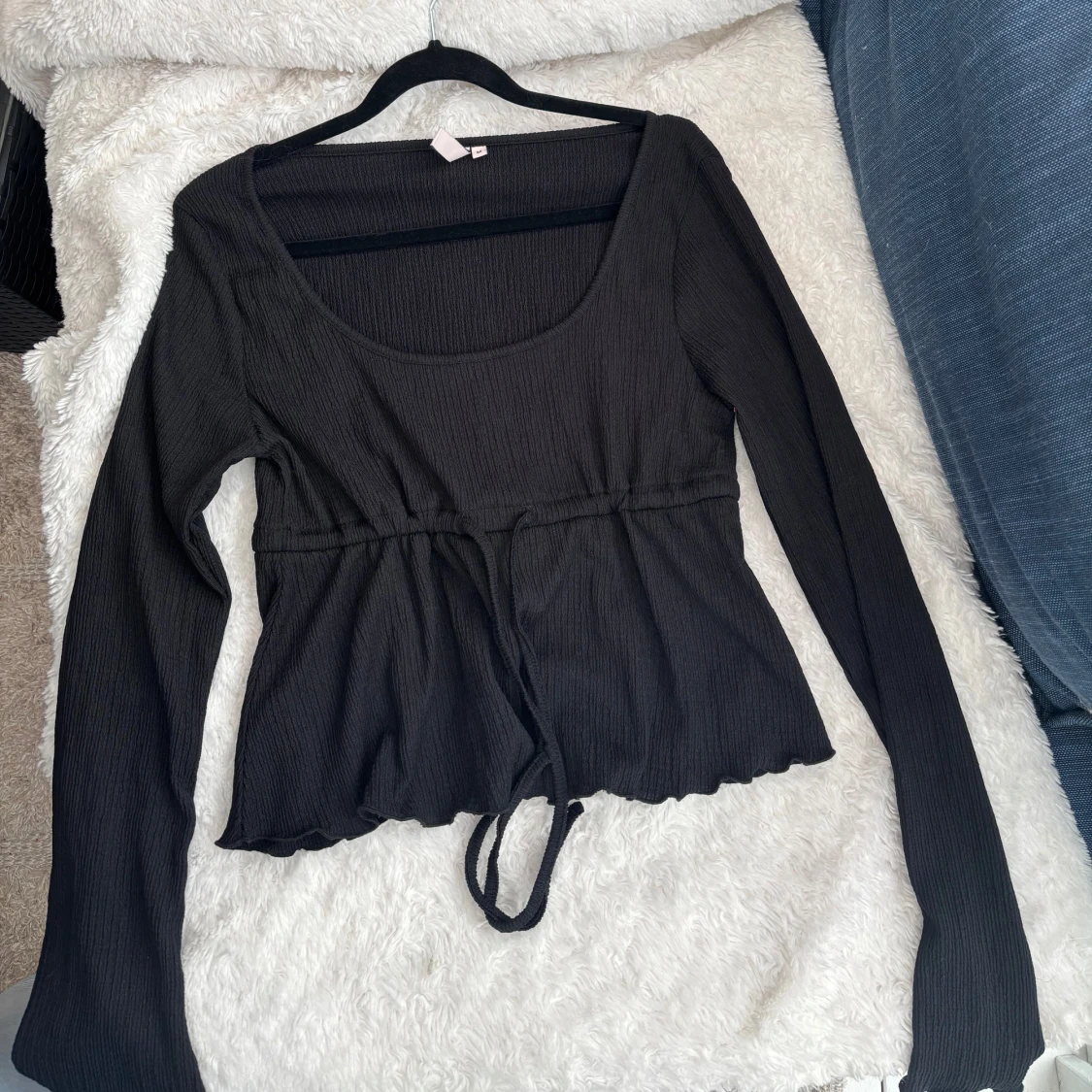 Svart topp med knytband