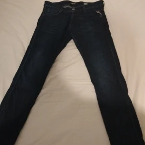 Replay anbass - Säljer nu mina snygga jeans från Replay i modellen anbass! Dessa är i storleken W30-L32 och har stretch. Det är bara att fråga vid några slags funderingar.