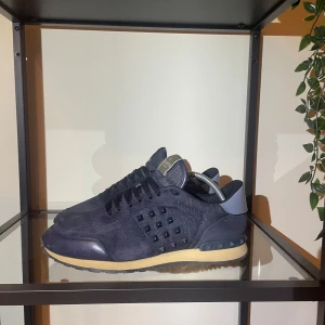 Valentino rockrunners (Unika) - Tjena! Säljer dessa unika rockrunners i riktigt bra skick! Storlek 43 men passar nog 44. Skickar samma dag 🚛Hör av er om ni har någon fundering 💭 Pris kan diskuteras🤝