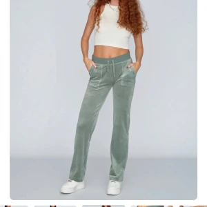 Juicy couture byxor - Säljer mina snygga juicy byxor. De är guldiga istället för silvriga på snörena så lite unika. Hör av dig för egna bilder🩷 