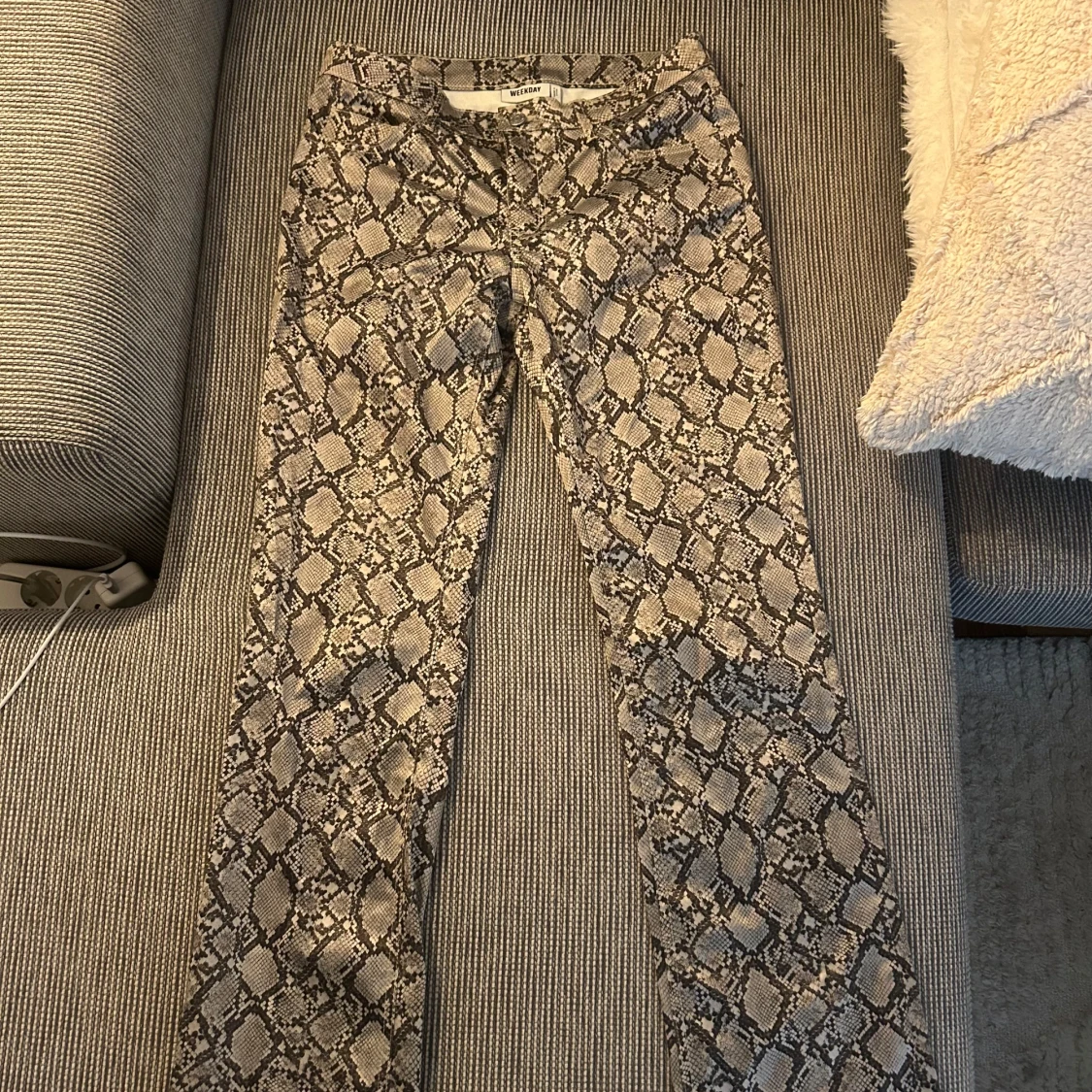 Ormmönstrade byxor från Weekday - 1