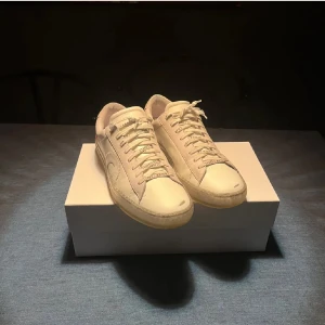 Vita sneakers från Oliver Cabell - Säljer nu mina Oliver Cabell skor i storlek 43 då de inte används längre. Skorna är i fint skick då jag använt de i skolan.✅ låda och creasskydd ingår. Hör gärna av er vid frågor!😁Mvh Harry. Byten kan vara intressant!