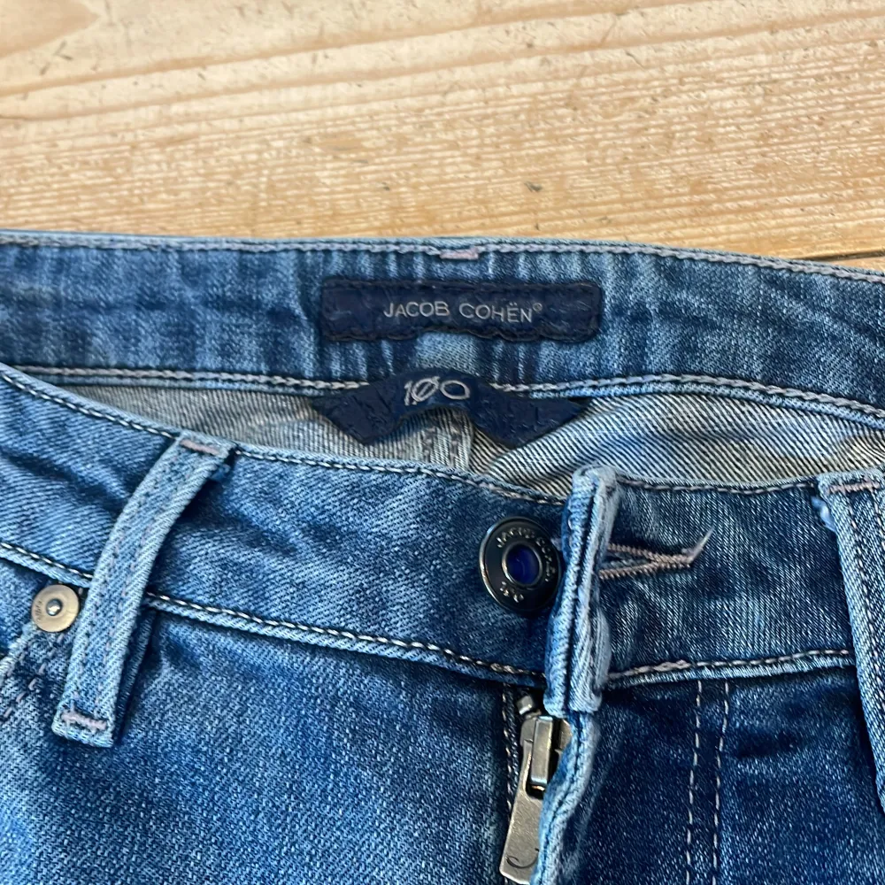 Jag säljer ett par feta Cohën jeans i storlek 29. Dom är i bra skick. Nypris 6000 kr mitt pris 899. Två små defekter på höger ficka. Om du har några funderingar är de bara att kontakta. 🤝. Farkut & Housut.
