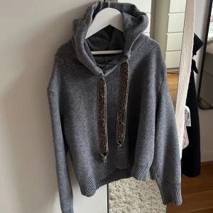 Tröja zara  - Såå fin stickad och croppad hoodie från Zara som inte längre säljs💕använd kanske 3 gånger 