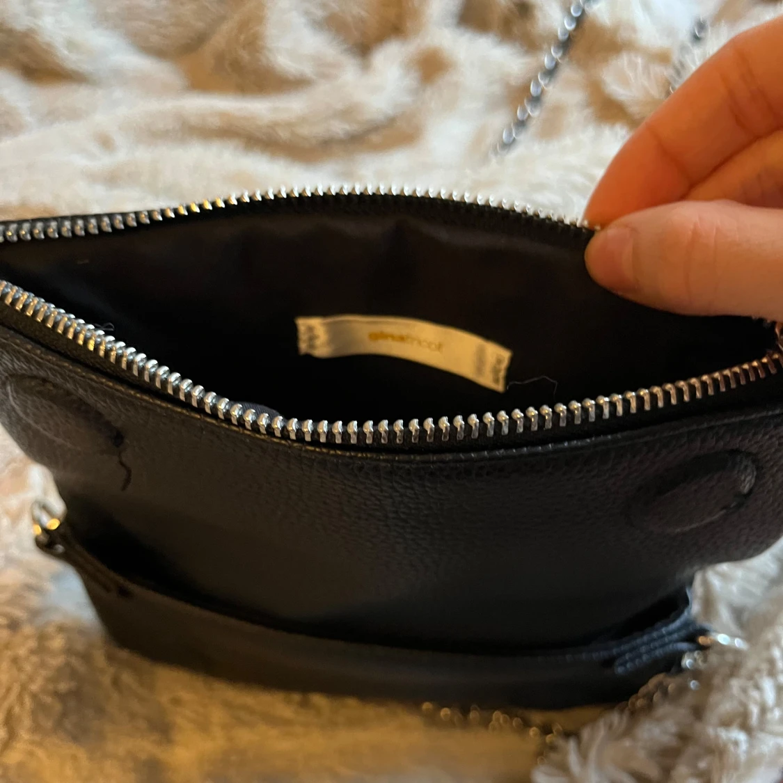 Svart axelväska med stjärndetalj - 3