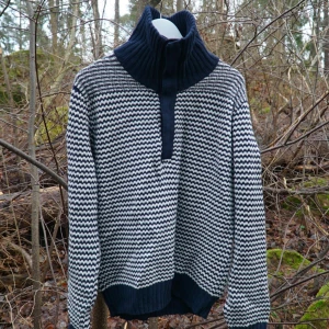 Svartvit stickad tröja från Dobber - 🤌🏻👕Säljer en snygg svartvit stickad tröja från Dobber med ett klassiskt mönster🤌🏻👕 Tröjan har en hög krage med knappar och långa ärmar, perfekt för kyliga dagar❤️‍🔥 Den är både stilren och bekväm, idealisk för höst och vinter🍂❄️