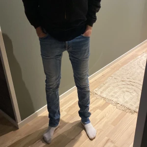 Ett par nudie jeans - Säljer nu dessa fina nudie jeans som är i mycket bra skick,är osäker på vilken passform det är. för fler frågor kontakta oss. Mvh Nordica Clothing.