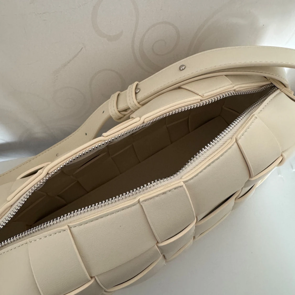 Axelväska med flätad design - 2