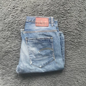 G-star jeans  - Snygga blå jeansbyxor från G-star  med en klassisk femficksdesign. De har en lätt tvättad look och raka ben. Perfekta för en avslappnad stil.