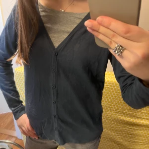 Kofta från Saint Tropez - Säljer en  grå/blå kofta från Saint Tropez. Den är i storlek xl men passar bra för mig som har storlek s och xs!💓 Lägg gärna prisförslag!