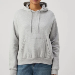 Grå hoodie från Even&Odd - Hoodie från Even&Odd. Den har en bekväm passform, Perfekt för en avslappnad stil. Vet tyvärr inte storleken men den passar mig som vanligtvis har storlek M!