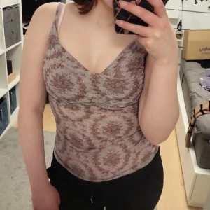 "Vintage"  topp från Portmans - Säljer ett fulligt linne rån Portmans med ett unikt vintage blommönster i dova färger. Toppen har en v-ringad design och är tillverkad i ett lätt och bekvämt material. Perfekt för en varm sommardag 