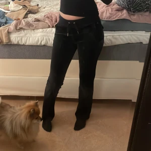 Svarta byxor med snörning - Snygga svarta byxor med snörning i midjan. De har en avslappnad passform och är perfekta för en casual look. Byxorna är midwaist och har en stilren design som passar till många olika outfits.