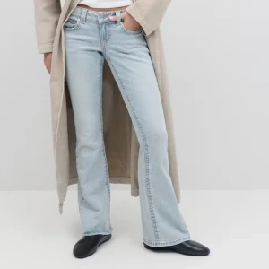 Ljusblå bootcut jeans - snygga ljusblå jeans köpte dom för inte alls längesen och använt dom typ en gång men dom är för korta för mig och passar inte riktigt min kroppsform.Köpte dom för 500 men säljer dom för 300