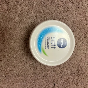 Nivea Soft kräm - Nivea Soft är en återfuktande kräm i en vit burk med blå och gröna detaljer. Perfekt för både ansikte och kropp. Innehåller 300 ml av en mjuk och lätt formula som snabbt absorberas av huden.