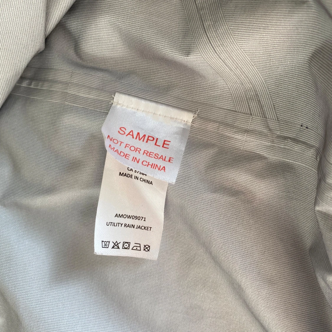 Grå regnjacka med blå detaljer - 2