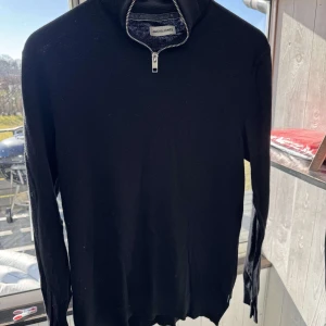Svart tröja med dragkedja från Jack & Jones - Säljer en stilren svart tröja från Jack & Jones i storlek S. Tröjan har en praktisk dragkedja vid halsen och är tillverkad i ett mjukt material. Perfekt för en avslappnad look. Hör av dig vid frågor eller funderingar✅.