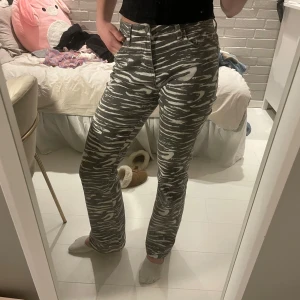 Zebramönstrade byxor - Otroligt coola zebramönstrade byxor i grått och vitt med en rak passform. Använt fåtal gånger🩶🤍🩶🤍🦓🦓nypris 1200kr