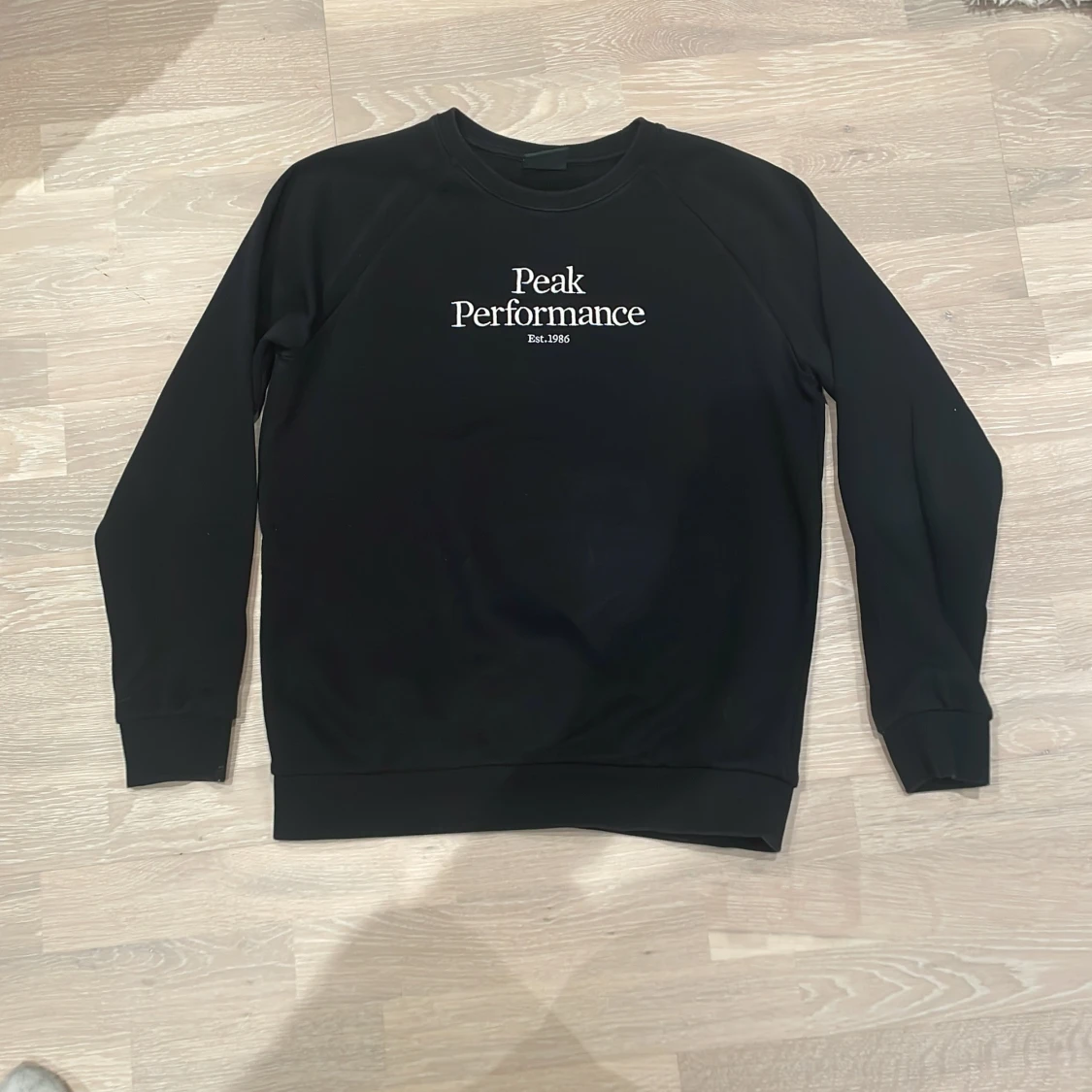 Svart tröja från Peak Performance