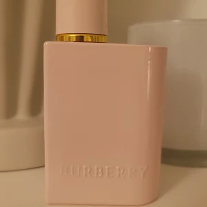Burberry - her elixir 🍓🍦  - Burberry - her elixir 🍓🍦 ‼️ 5 ML ‼️ Finns två stycken, priset är för en.