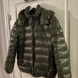 Bvaldi jacka- limiterad - En mörkgrön bvaldi jacka i storlek M. Är i nästan nyskick och bara använd ett par fåtal gånger. Den är extremt limiterad och går ej att köpa längre. Kvitto finns. För fler frågor är det bara o skriva☺️
