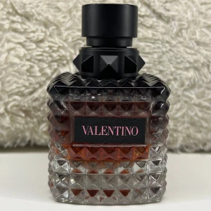 Valentino Donna Born In Roma Intense 50ml - Nypris 1550kr. Frakten står köparen för, ca 40ml kvar  (Ny pris på 30ml är 1100kr)  Skriv vid funderingar ☺️