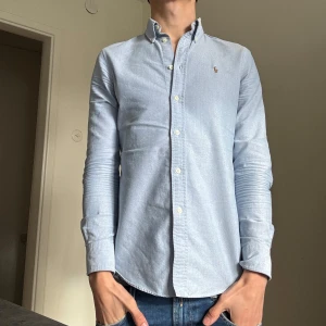 Ralph lauren skjorta  - Säljer en riktigt snygg Ralph lauren i custom fit i storlek S passar även Xs! Skick 8/10 hör av dig om du har några frågor eller funderingar pris kan diskuteras vid snabb affär🤝🙌