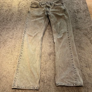 Grå jeans från Hope - Snygga grå jeans från Hope med en klassisk straight fit. De har en stilren design med fem fickor och knappgylf. Perfekta för en avslappnad look.