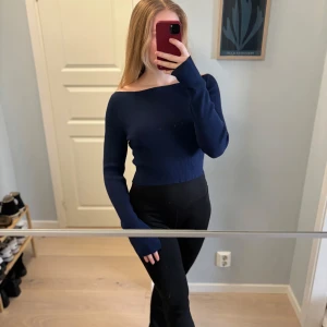 Långärmad topp - Mörkblå långärmad topp, använd ett fåtal gånger, storlek L men passar på mig som vanligtvis har storlek S