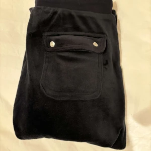 Mörk blåa juicy byxor! - Mörk blå färg, storlek XS, använt kanske 2 gånger.