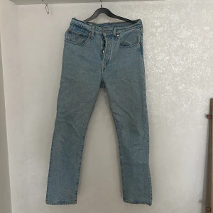 Levi's Premium jeans - Snygga Levi's Premium jeans i storlek 27/28 tror jag. De har en straight passform och är tillverkade i slitstarkt denim. Perfekta för en avslappnad stil med fem fickor och knappgylf.