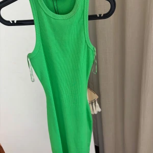 sommarklänning - klänning aldrig använd 