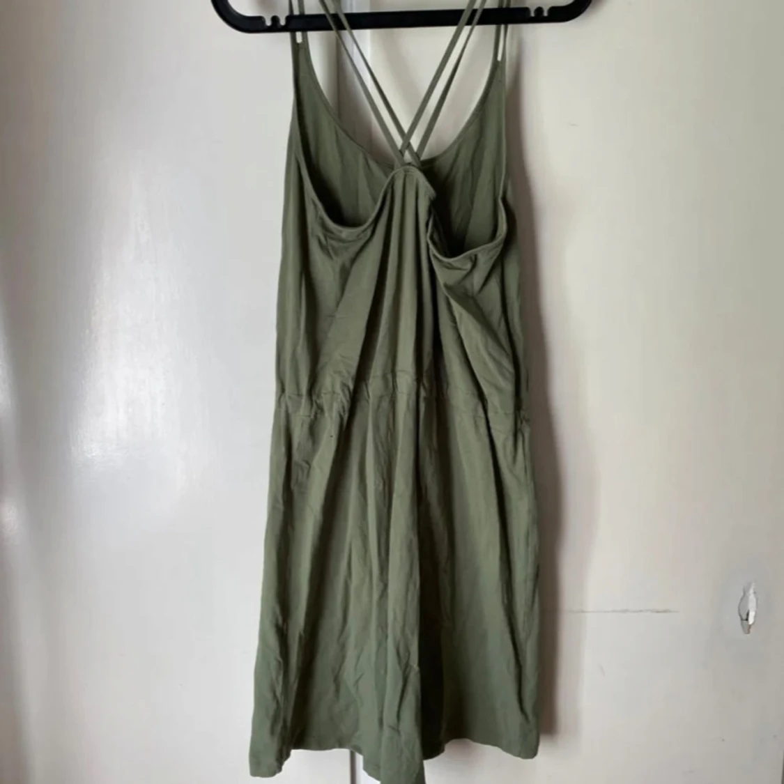 Grön klänning med smala axelband - 1