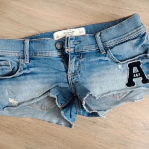 Blå low waist jeansshorts från Abercrombie & Fitch - Snygga blå jeansshorts från Abercrombie & Fitch. De är lågmidjade och storlek 0 eller XS.