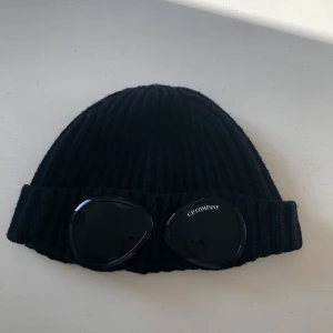  mössa från C.P. Company - Säljer min cp company mössa eftersom jag inte använder den. Den är äkta från deras hemsida köpt i julas. Inga skador eller annat den ser sprillans ny ut😀