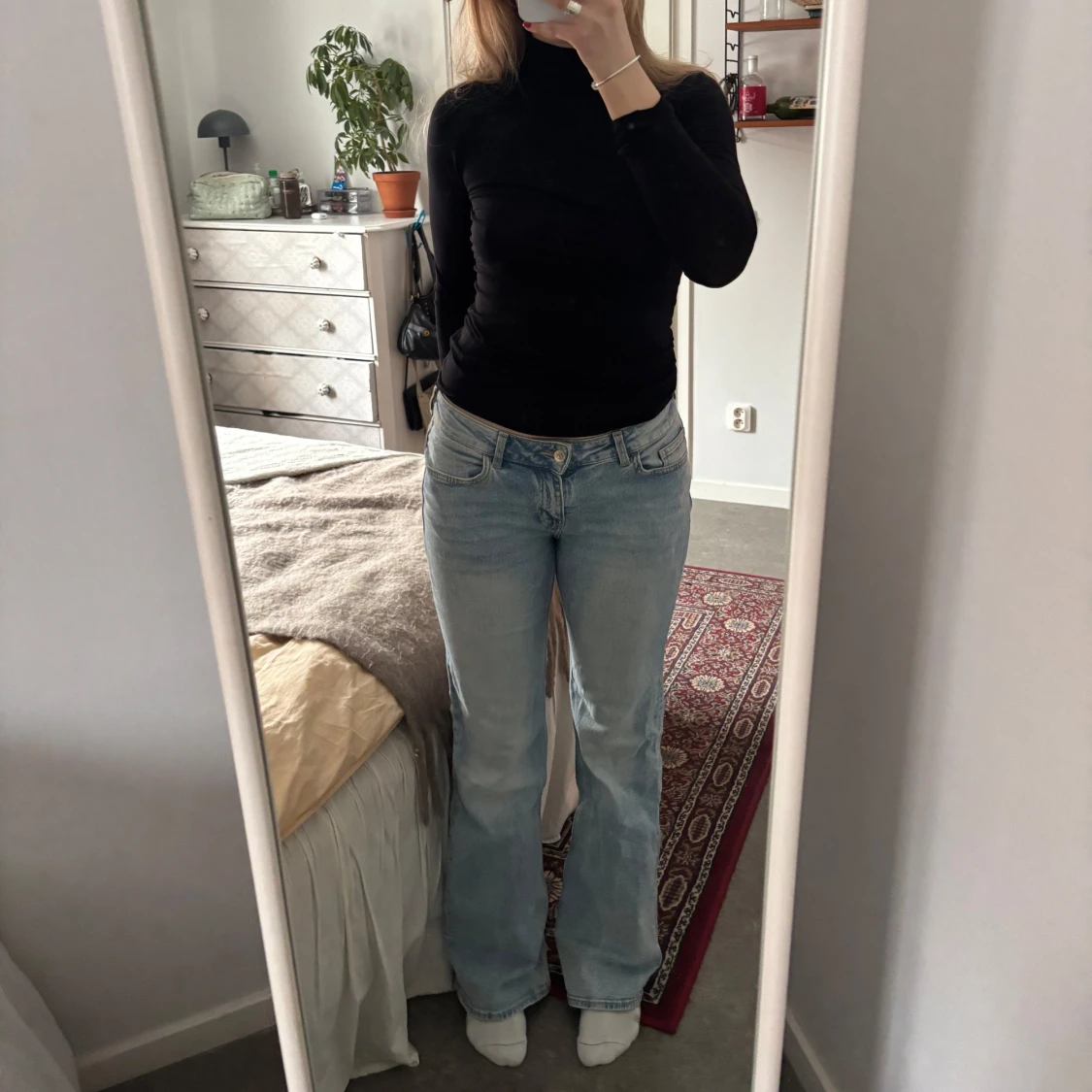 lågmidjade bootcut jeans