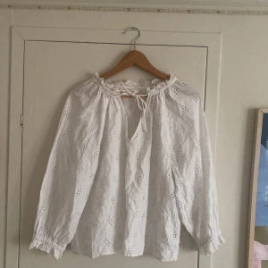 Vit blus  - Säljer denna superfina blus då den inte kommer till andvändning. Skriv om ni har några ffrågor eller vill ha fler bilder💘