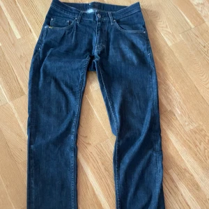  Tiger of Sweden Jeans  - Snygga mörkblå jeans från Tiger of Sweden med slim fit. De har en knappgylf och är tillverkade i ett slitstarkt denimtyg. Perfekta för en stilren look. Nyskick 