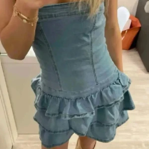 Snygg jeansklänning🌺 - Säljer min jeansklänning som är helt oanvänd, bara testad. Hör av vid frågor❣️