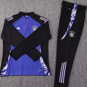 Tyskland tracksuit - Snygg fotbollströja från Adidas i blått och svart med lång ärm. Tröjan har ett stilrent mönster och en halv dragkedja framtill. Perfekt för träning eller match!