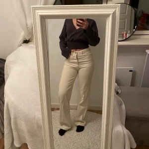 Beige jeans med hög midja - Snygga beige byxor med hög midja och raka ben. Perfekta för en stilren look. Byxorna är köpta på bikbok för 599kr och jag sälker för 300kr
