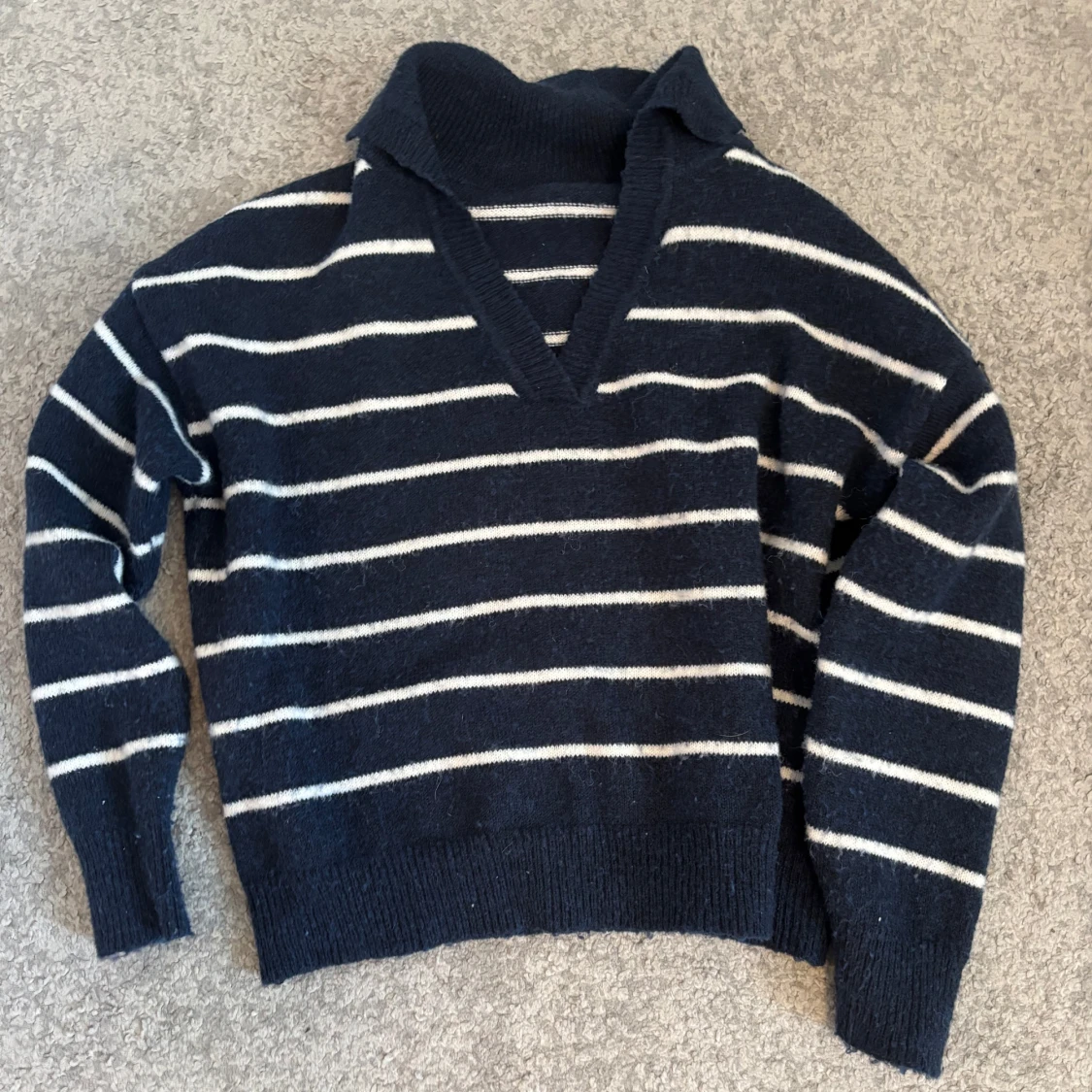 Mörkblå randig stickad tröja