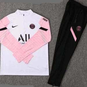 Psg tracksuit - Snygg vit och rosa långärmad fotbollströja från Nike med PSG-logga på bröstet. Tröjan har en halv dragkedja och svarta detaljer. Perfekt för träning eller casual wear.