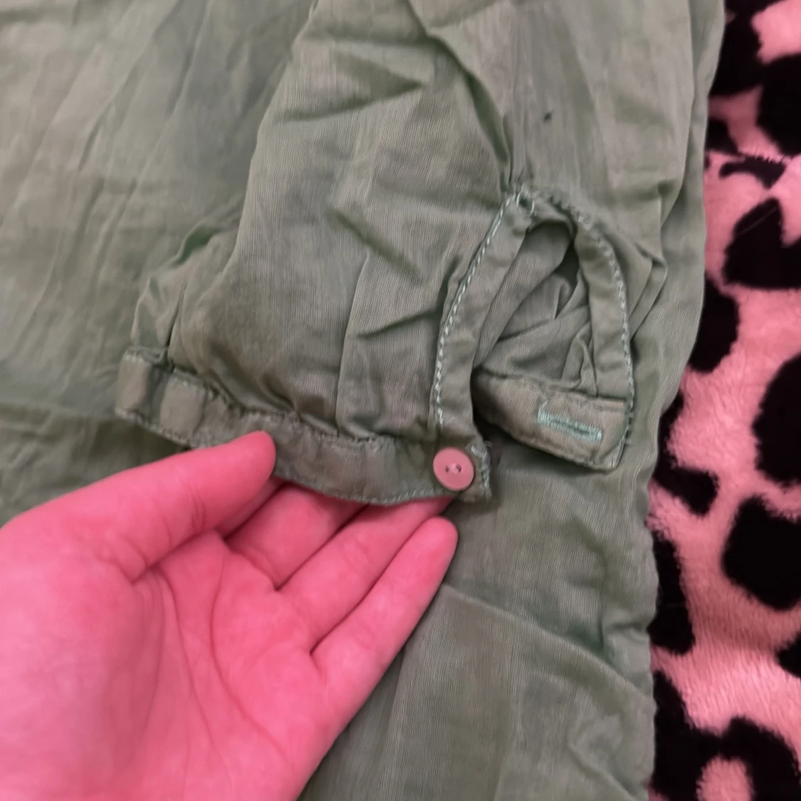 Grön klänning med knappar - 2